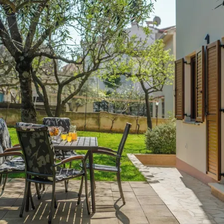 Air-conditioned apartment 250 m from the beach with private boat mooring