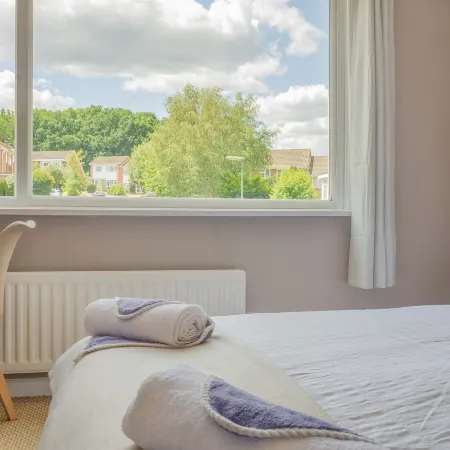 Spacious 4-bed House Guildford Free Parking
