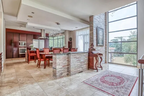 Executive 4-Bedroom Home - Private Pools