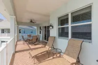Turtles Nest - Corner Penthouse with Gorgeous Sunsets and Lake View