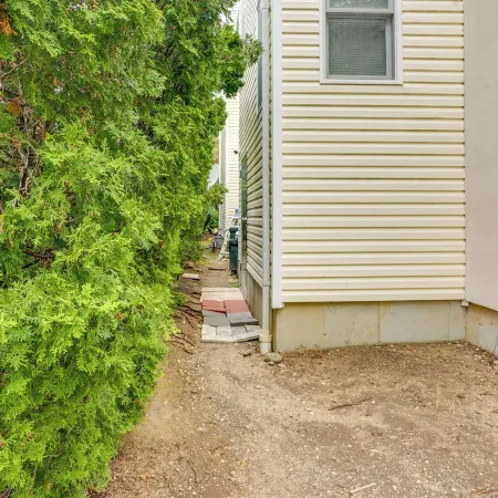 Great Neck Basecamp: Steps to Downtown & Rail
