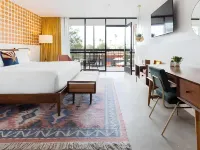 Rise Uptown Hotel Hotels near Alhambra