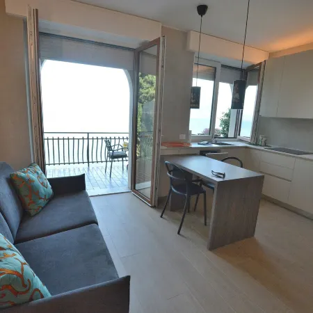 Leonardo Walsh Apartment with Lake View