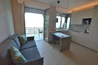 Leonardo Walsh Apartment with Lake View
