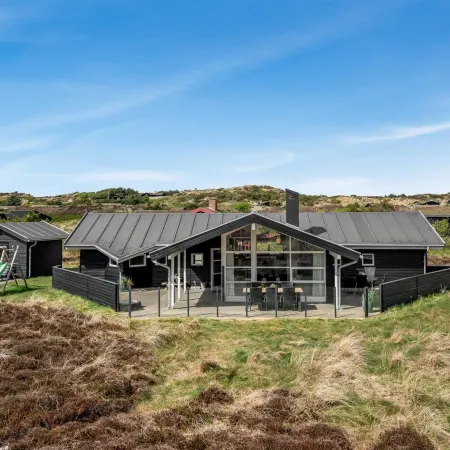 "Thrugils" - 500m from the Sea Hoteles en Henne Kirkeby