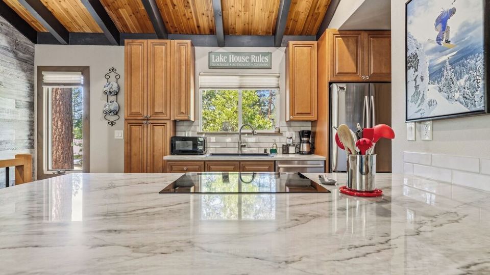 Free Ski Shuttle, Lake, Beach, Fire Place, Pet Friendly, Traeger, 2 Balconies