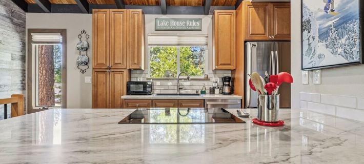 Free Ski Shuttle, Lake, Beach, Fire Place, Pet Friendly, Traeger, 2 Balconies Hotels in Washoe County