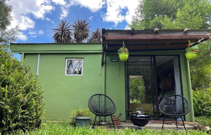 Cozy private cottage with garden views at Ferngrove