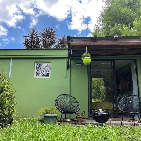 Cozy private cottage with garden views at Ferngrove