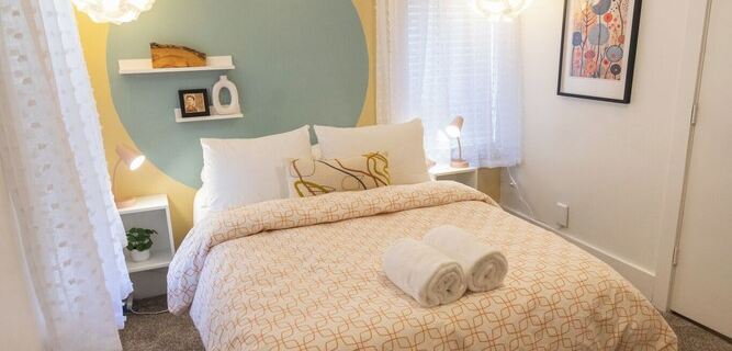 Modern & Private-Outdoor Theatre, A/C, King Bed Hotels in Williams