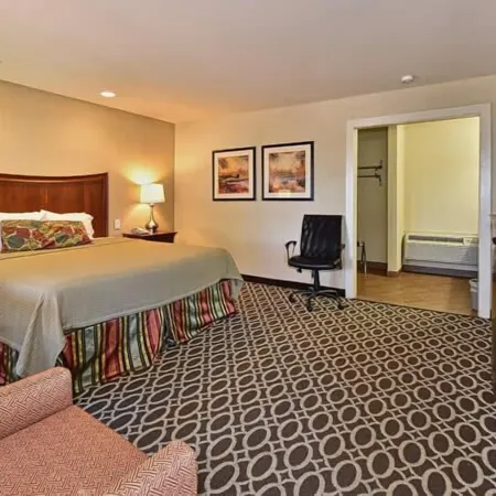 Sunday House Inn and Suites