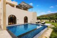 ELIVAAS Belvedere 4BHK Villa with Pool - Biệt thự