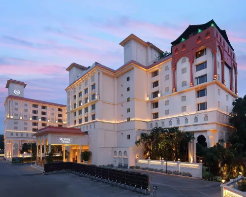 Sheraton Grand Pune Bund Garden Hotel Hotels near E-square