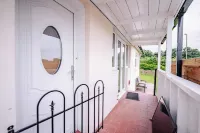 3Br Bungalow with Free Parking, Garden & Fast WiFi - 2성급