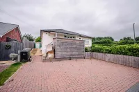 3Br Bungalow with Free Parking, Garden & Fast WiFi - 2성급