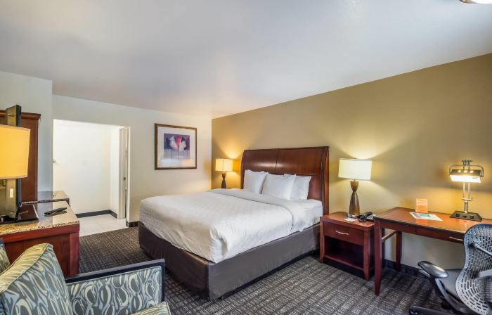 Clarion Inn & Suites Central Clearwater Beach