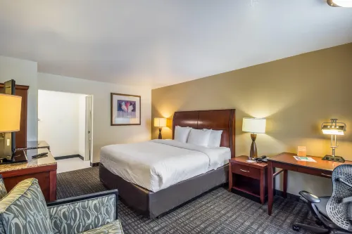 Clarion Inn & Suites Central Clearwater Beach - Parkplatz