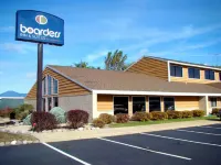 Boarders Inn & Suites by Cobblestone Hotels - Wautoma - parking