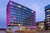 Moxy Amsterdam Houthavens - piscina
