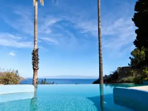 The Ashbee Hotel
