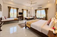 Revaas Pure Veg Lake View Hotel - pemandangan pegunungan