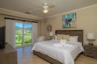 Stay in CR Los Sueños Condos - parking