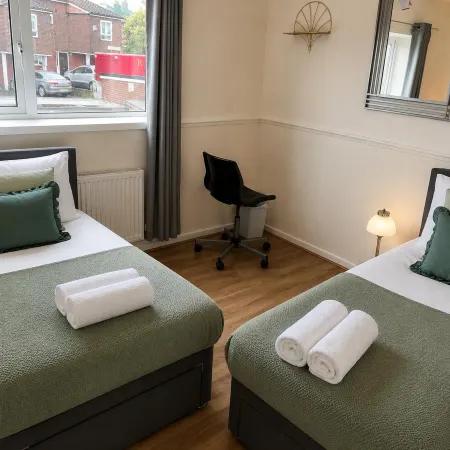 House Sleeps 9 - Free Parking X2, Fast Internet
