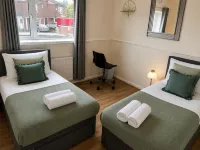 House Sleeps 9 - Free Parking X2, Fast Internet - 2-Star