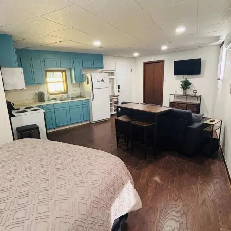 The Center Street Studio - Sleeps 4
