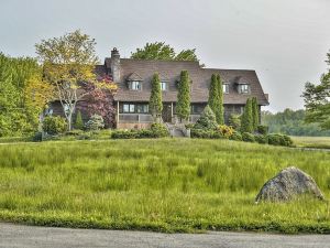 Grand Niagara Estate Lodge