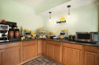 Days Inn by Wyndham Sutton Scotney North - breakfast
