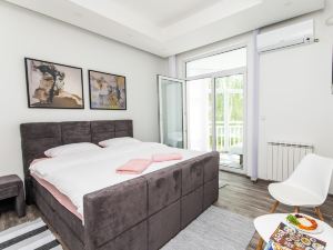 Modern Apartment in the Heart of the City Center!