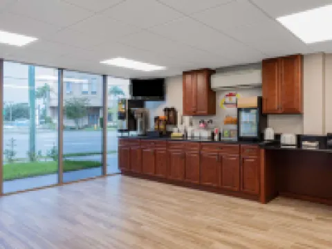 Super 8 by Wyndham Melbourne Hotels in Melbourne