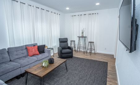 Huge Remodeled 5Br 4BA House Sleeps 20 Downtown - Housity
