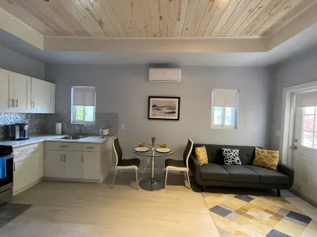 Nicole's Nest: Brand New Exquisite Studio Hideaway