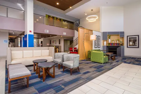 Holiday Inn Express & Suites Phoenix Airport