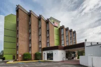 Red Roof Inn & Suites Macon Hotels in Macon