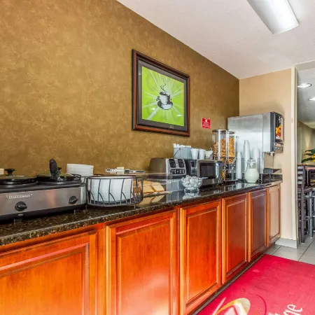 Econo Lodge Inn & Suites Evansville