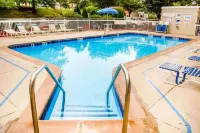Super 8 by Wyndham New Cumberland - Swimmingpools