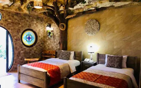Seruni Hotel Hobbit House Отели рядом с достопримечательностью «Таман Сафари Индонезия Богор»