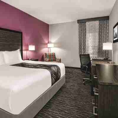 La Quinta Inn & Suites by Wyndham Dallas Grand Prairie North Rooms