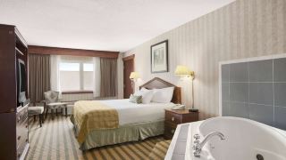 ramada-by-wyndham-saginaw-hotel-and-suites