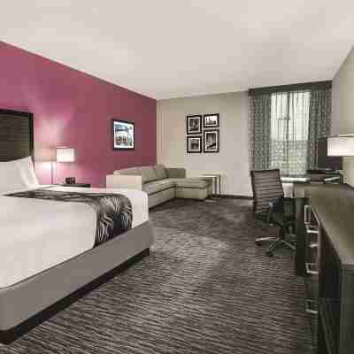 La Quinta Inn & Suites by Wyndham Dallas Grand Prairie North Rooms