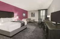 La Quinta Inn & Suites by Wyndham Dallas Grand Prairie North - Parkplatz