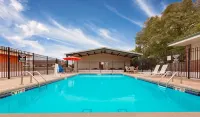 Super 8 by Wyndham Siloam Springs فنادق في Gentry