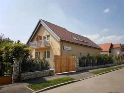 Babi Guesthouse - Babi Vendégház Hotels in Balatonfured