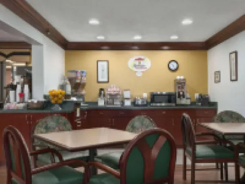 Super 8 by Wyndham Canton/Livonia Area Hotels in Canton