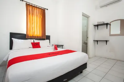 RedDoorz Plus Near Galaxy Mall Hotels in Mulyorejo