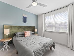 Airy 1Br King Suite Close to Downtown w Fast Wifi
