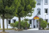 Initial by Balladins Saint-Quentin / Gauchy Hotels in La Fère